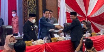 Akmaludin saat serahkan naskah ranperda(Poto ist G12)