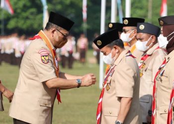 Ketua Kwarnas Budi Waseso saat sematkan Pin kepada Gubernur Jambi Al Haris(Poto ist)