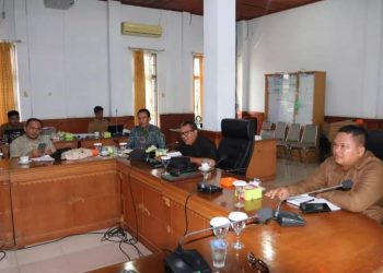Ketua Pansus 2 Ir Ibrahim pimpin rapat(Poto Supri G12)