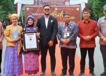 Ketua TP PKK Saat terima rekor muri Busana Batik Jambi(Poto ist)