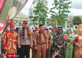 Bupati Batanghari Fadhil Arief didampingi Kapolres bersama Dandim saat disambut Masyarakat di MSU(Poto shely)
