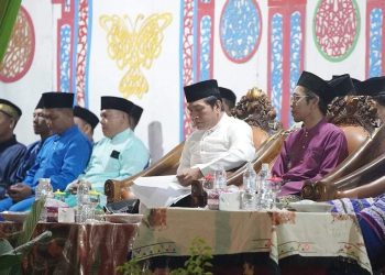 Bupati Batanghari M Fadhil Arief, didampingi Camat Muara Bulian Amir Yusuf dalam acara(Poto shely)
