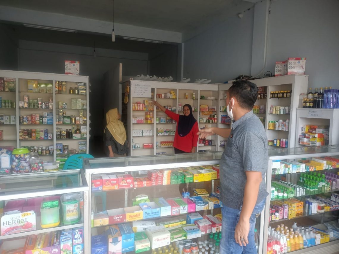 PS Kanit II Intelkan Polres Batanghari Aipda Supriyadi saat lakukan pengecekan obat di Apotek(Poto Supri G12)