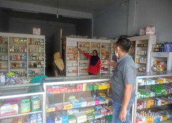 PS Kanit II Intelkan Polres Batanghari Aipda Supriyadi saat lakukan pengecekan obat di Apotek(Poto Supri G12)