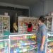 PS Kanit II Intelkan Polres Batanghari Aipda Supriyadi saat lakukan pengecekan obat di Apotek(Poto Supri G12)