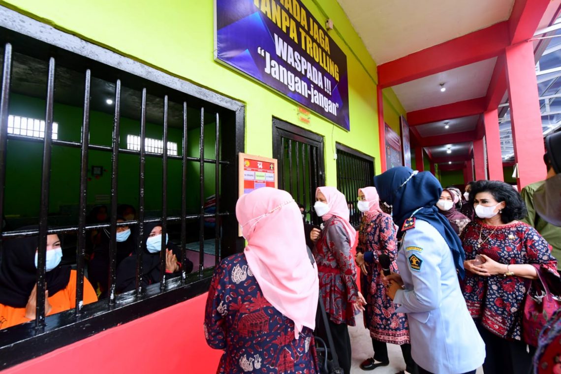 Iriana Joko Widodo dan Wury Ma'ruf Amin Silaturahmi dengan Warga Binaan Lapas Perempuan di Jambi(Poto ist)