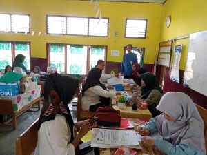 Tim penilai dan Peserta di SD 20 Jembatan Emas