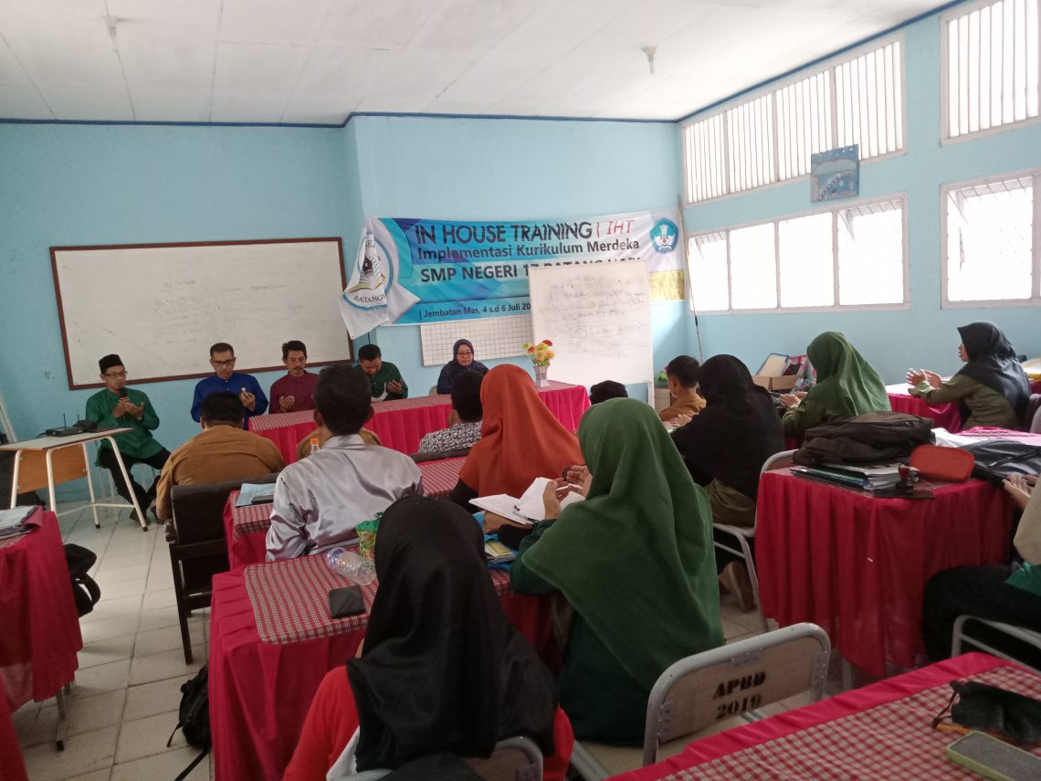 Kadis Pendidikan Batanghari dan Tim Penilai saat berikan arahan di SMP 17 Batanghari(Poto Supri G12)