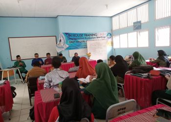 Kadis Pendidikan Batanghari dan Tim Penilai saat berikan arahan di SMP 17 Batanghari(Poto Supri G12)