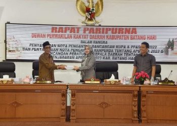 Wakil Bupati Batangjari Bakhtiar Serahkan Naskah KUPA PPAS Kepada Pimpinan Dewan(Poto ist)