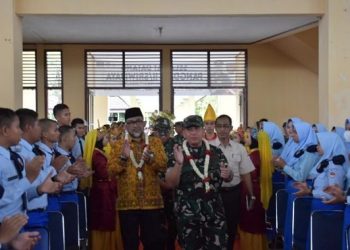 Sekda Sudirman bersama Pangdam II Sriwijaya saat di SMA TT(Poto ist)