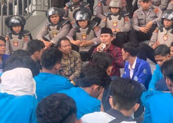 Ketua DPRD Edi Purwanto saat sambut para demonstran(Poto) ist)