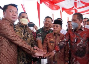 Wakil Ketua DPRD Provinsi Jambi bersama Gubernur Jambi, saat peletakan batu Batu pertama(Poto ist)