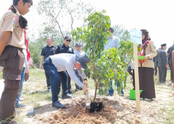 Gubernur Jambi Al Haris tanam pohon(Poto ist)