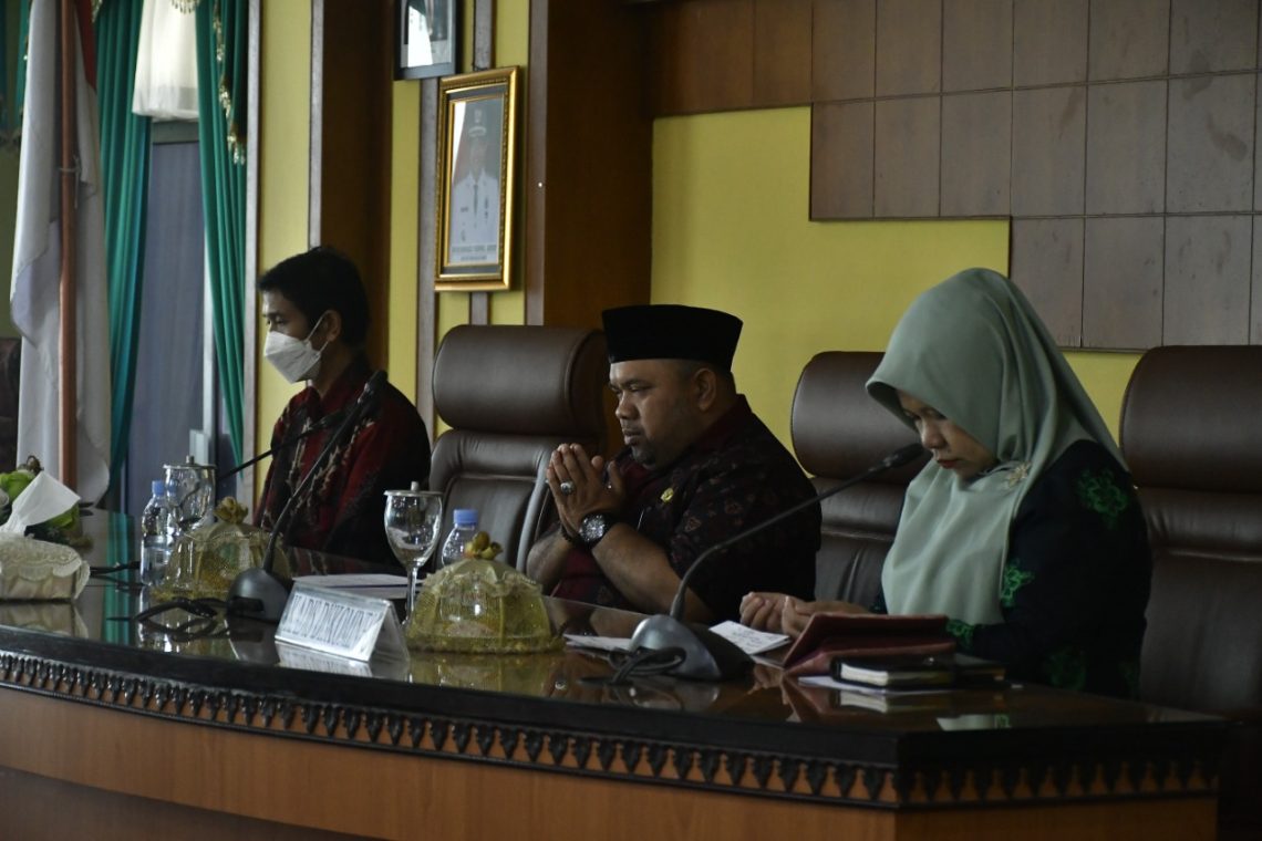 Kepala Dinas Kominfo Batanghari Amir Hamzah dan Narasumber dalam acara sosialisasi(Poto HMS-G12)