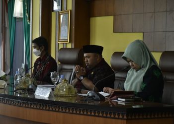 Kepala Dinas Kominfo Batanghari Amir Hamzah dan Narasumber dalam acara sosialisasi(Poto HMS-G12)