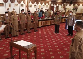 Wakil Gubernur Jambi Abdullah Sani saat melantik(Poto ist)