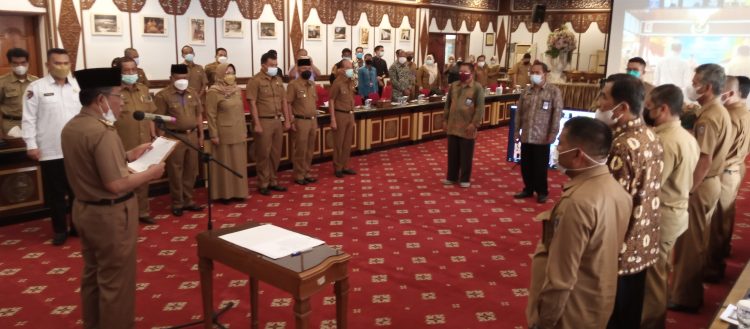 Wakil Gubernur Jambi Abdullah Sani saat melantik(Poto ist)