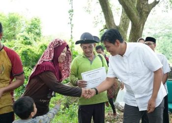 Bupati Batanghari Mhd Fadhil Arief bersama masyarakat(Poto ist)