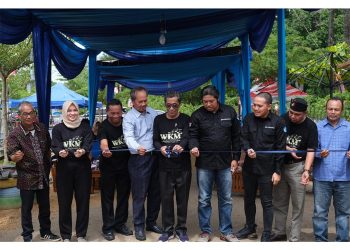 Wakil Bupati Batanghari H Bakhtiar saat pemotongan pita.