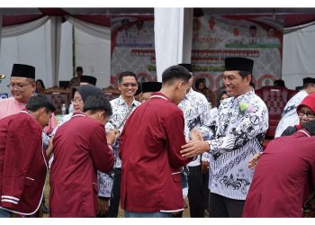 Bupati Batanghari Fadhil Arief, dengan siswa pelajar di Kecamatan Pemayung.(poto hms)