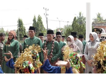 Bupati Batanghari Fadhil Arief saat menyambut Wakil Gubernur Jambi, Abdullah Sani pada HUT Batanghari ke 74(Poto Hms)