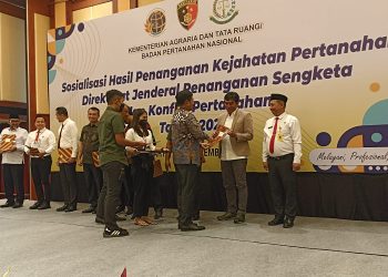 Bupati Batanghari Fadhil Arief saat menerima penghargaan dari menteri ATR/BPN di Jakarta(Poto Hms)