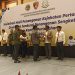 Bupati Batanghari Fadhil Arief saat menerima penghargaan dari menteri ATR/BPN di Jakarta(Poto Hms)