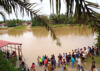 Warga Teriti saat mencari  korban di lokasi kejadian(Poto ist)