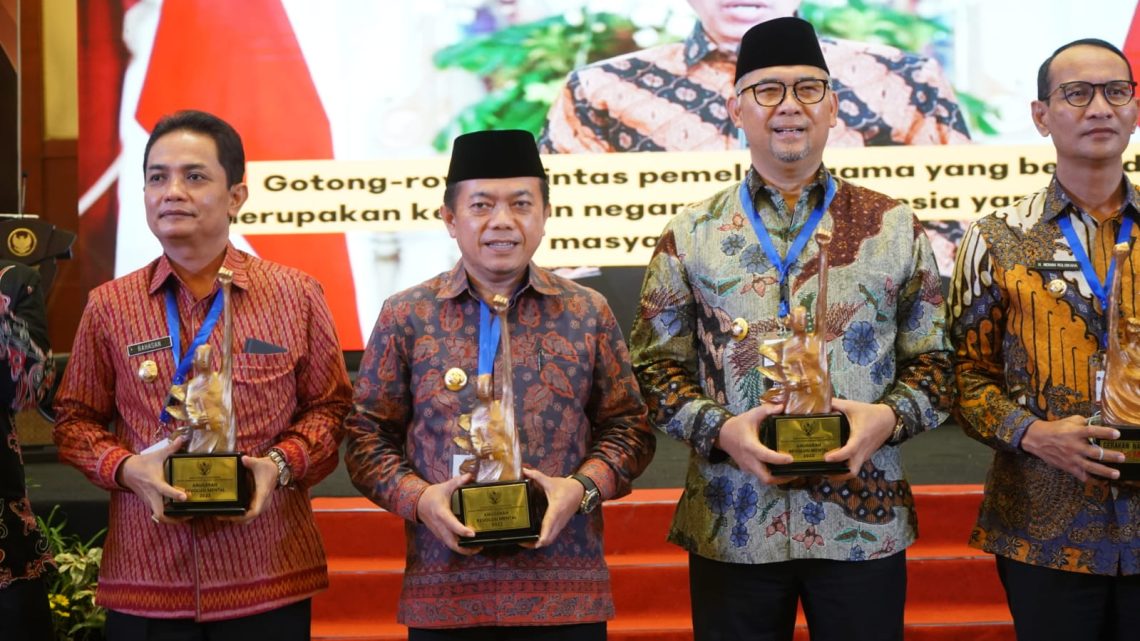 Gubernur Jambi Al Haris saat terima penghargaan (Poto Richi)