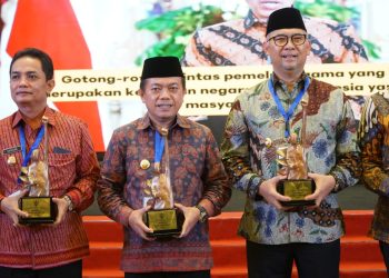 Gubernur Jambi Al Haris saat terima penghargaan (Poto Richi)