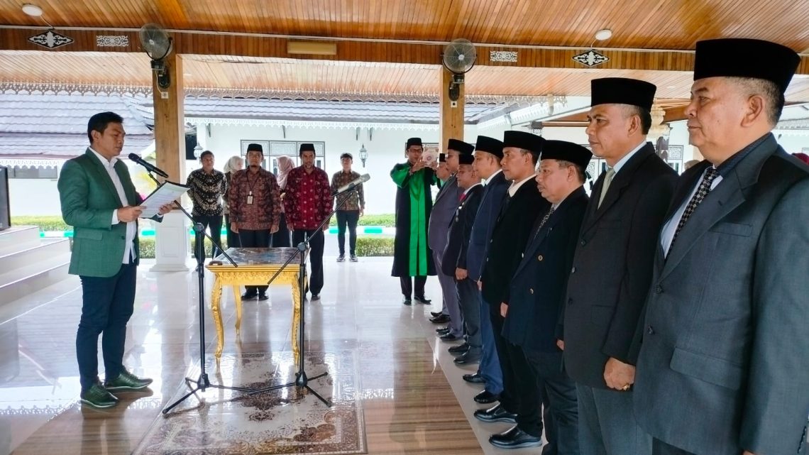 Bupati Batanghari Fadhil Arief saat ambil sumpah jabatan (Poto Supri)