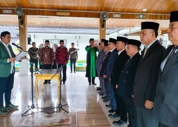 Bupati Batanghari Fadhil Arief saat ambil sumpah jabatan (Poto Supri)