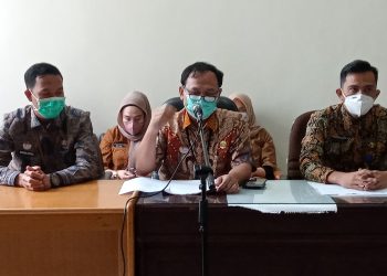 Direktur RSUD Raden Mattaher Jambi Dr Herlambang dan Pejabatnya dalam Konferensi Pers 01/12/2022(Poto G12)