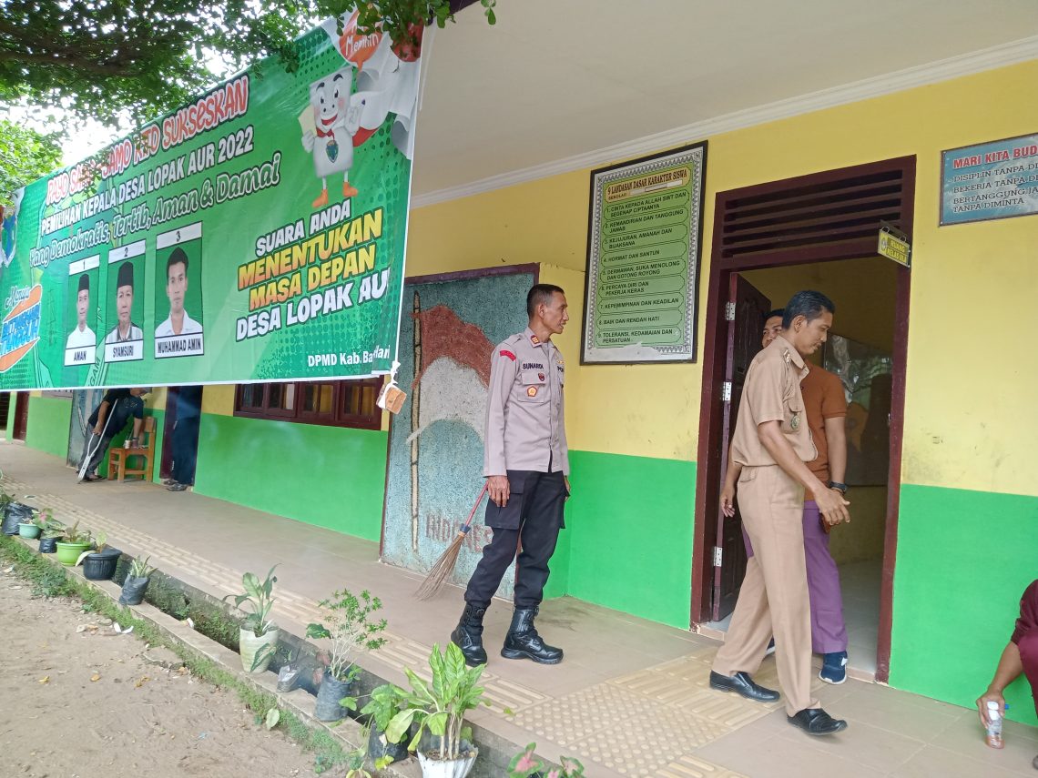 Camat Pemayung Moh Syaifuddin bersama Kapolsek AKP Sunardi saat tinjau lokasi TPS Desa Lopak Aur(Poto Supri)