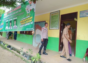 Camat Pemayung Moh Syaifuddin bersama Kapolsek AKP Sunardi saat tinjau lokasi TPS Desa Lopak Aur(Poto Supri)