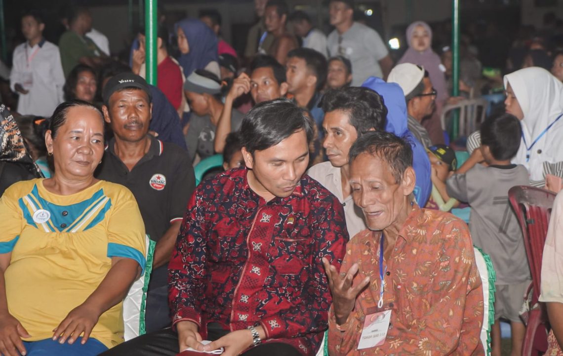 Ketua DPRD Provinsi Jambi, Edi Purwanto saat menghadiri penyerahan sertifikat tanah SAD 113  di Kabupaten Batanghari(Poto ist G12)