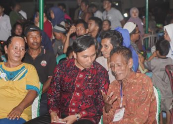 Ketua DPRD Provinsi Jambi, Edi Purwanto saat menghadiri penyerahan sertifikat tanah SAD 113  di Kabupaten Batanghari(Poto ist G12)