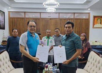Kadis Pendidikan Varial Adhi Putra bersama Bupati Batanghari Mhd Fadhil Arief saat tanda tangan MoU(poto ist)