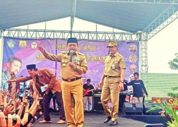 adisdik Provnsi Jambi Varial Adhi Putra saat dampingi Gubernur Jambi di acara pentas seni SMA 6 Batanghari(poto ist)