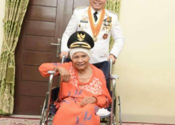 Poto kenangan Gubernur Jambi Al Haris bersama Ibunda Tercinta Hj Zuriah( poto ist)