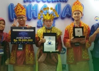 Tim SMK Unggul Sakti perwakilan Jambi saat terima Tropi Juara (poto ist)