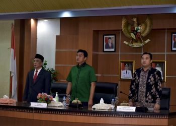 Bupati Batanghari Mhd Fadhil Arief bersama ketua dan Komisioner KPU(poto hms -G12)