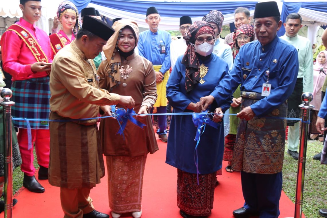 Gubernur Jambi Al Haris beserta istri bersama wakil Gubernur Abdullah Sani beserta istri saat potong pita Resmikan Jambi Mantap Expo(poto richi)