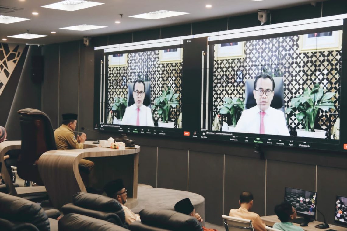 Gubernur Jambi saat rapat secara virtual bersama Kemendagri dan Kemenkes(Poto Richi)