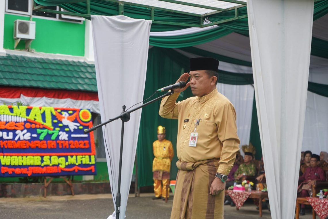 Gubernur Jambi Al Haris saatenjadi inspektur upacara HAB ke-77 Kemenag(Poto G12)
