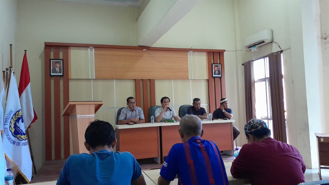Ketua KONI Terpilih Tandri Saputra bersama tim formatur(Poto Dwi -G12)