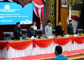 Ketua DPRD Provinsi Jambi Edi Purwanto bersama Gubernur dan Wakil Gubernur dalam paripurna(Poto G12)