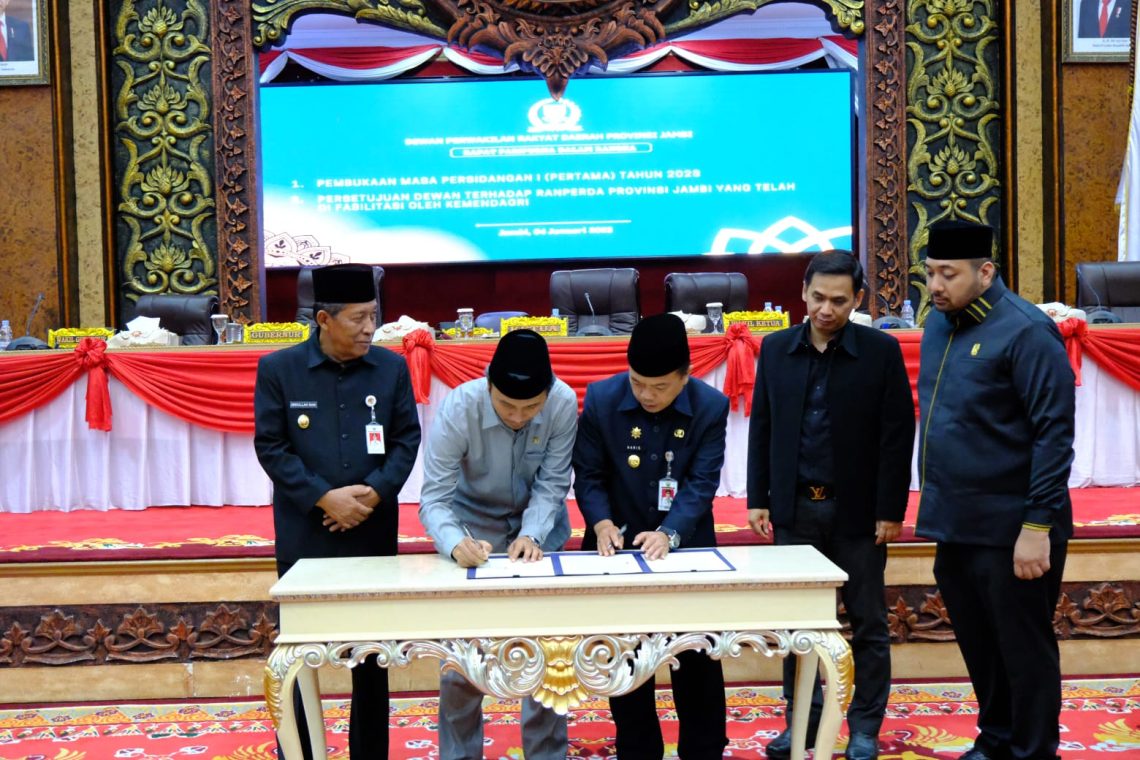 Gubernur,Wakil Gubernur Ketua dan wakil ketua DPRD Tanda Tangan persetujuan 5 Ranperda(Poto Agus)