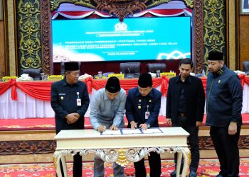 Gubernur,Wakil Gubernur Ketua dan wakil ketua DPRD Tanda Tangan persetujuan 5 Ranperda(Poto Agus)